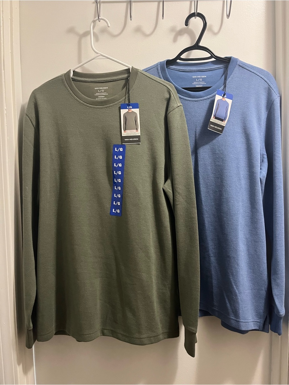 Bundle of 2 Men’s Van Heusen Long Sleeve Crew Neck, Size Large
